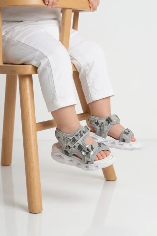 Gri Cırtlı Işıklı Erkek Bebek Düz Sandalet