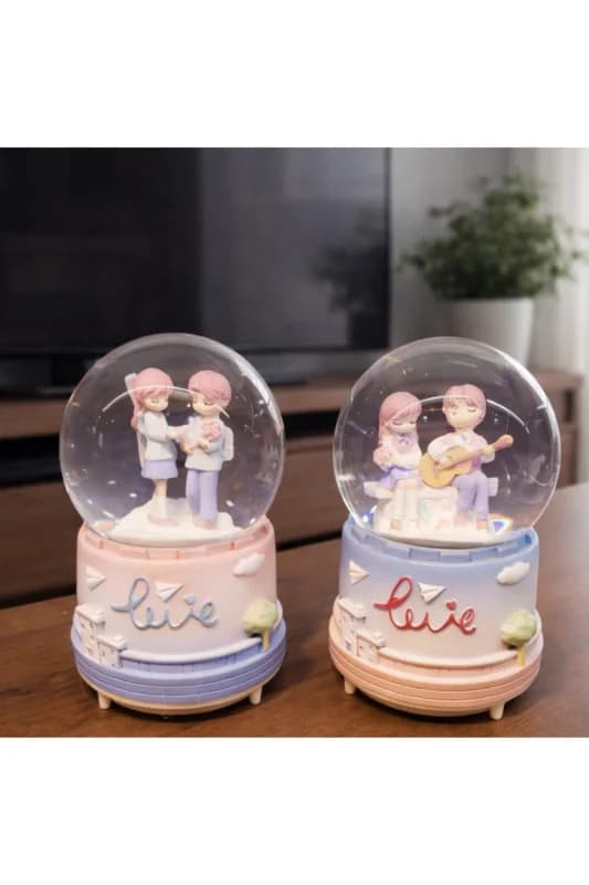 Orta Boy Romantik Çift Temalı Kar Küresi