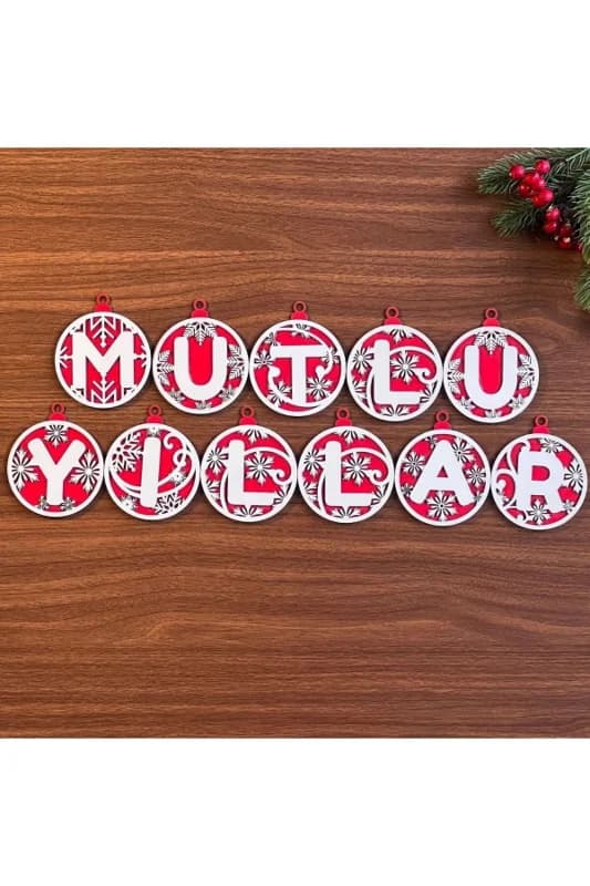 11 Harfli Kırmızı Beyaz İpli MUTLU YILLAR Yazılı Ahşap Yılbaşı Ağaç Süsü (5570)