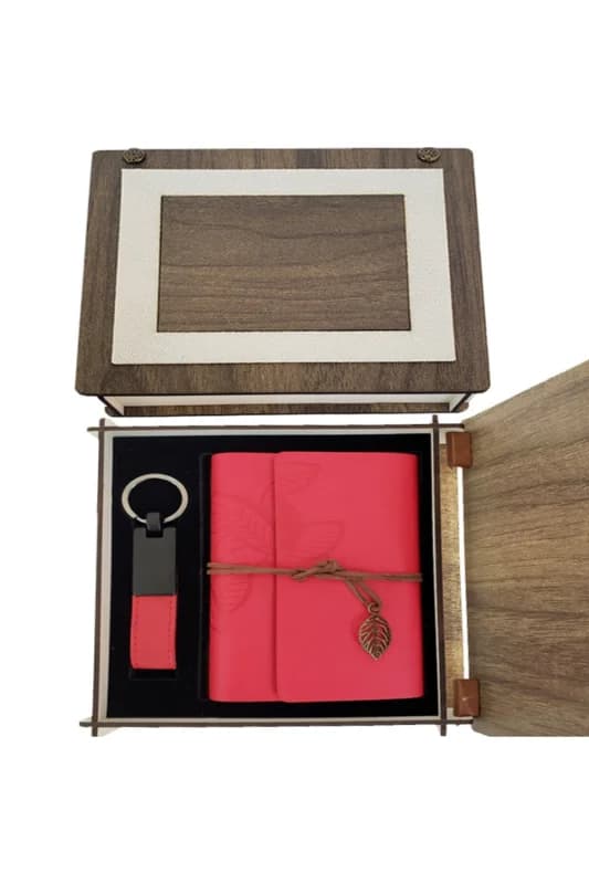 Özel Ahşap Kutulu Kırmızı Deri Defter Ve Anahtarlık Seti