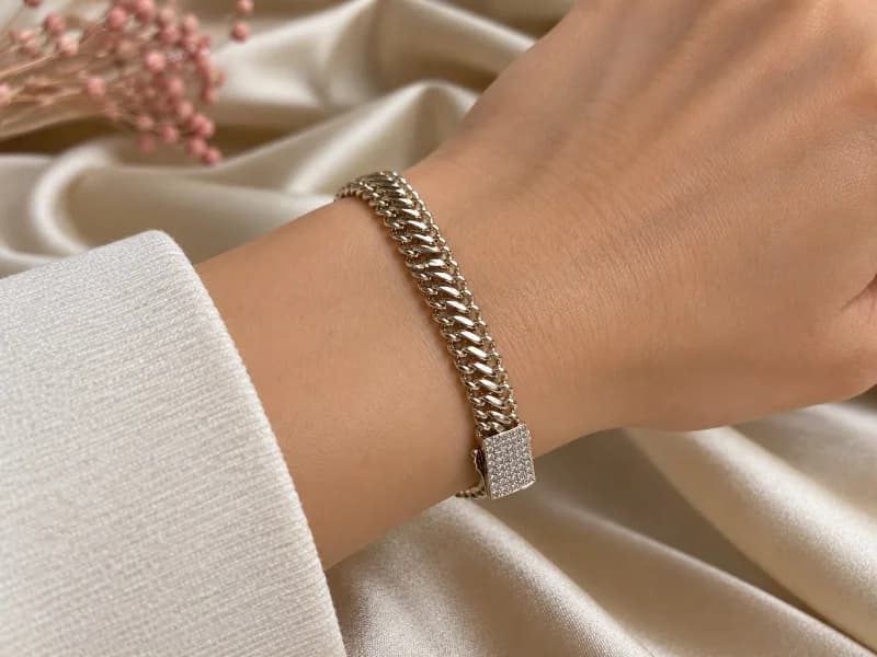 Xuping 14K Altın Kaplama Kadın Gold Taşlı Kilit Detaylı Gurmet LUX Zincir Bileklik – Zirkon Taşlı Şık Bileklik -274