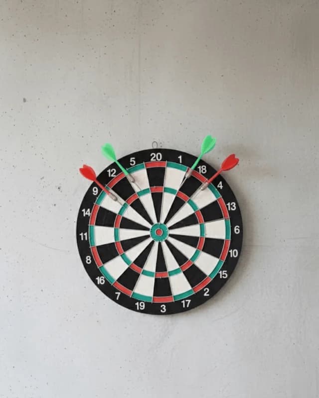 17 İnç Profesyonel Dart Tahtası Dayanıklı Yapı ve 4 Metal Dart Oku