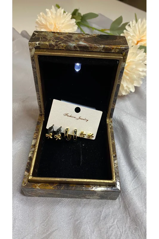 FİYONK DETAY SİYAH VE GOLD TASARIM KÜPE SETİ
