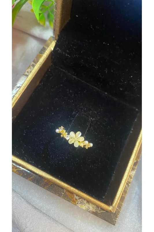 MİNİMAL PAPATYA DETAYLI PİRİNÇ İNCİLİ ZİRKON TAŞLI TASARIM GOLD ÇELİK AYARLAMALI – 2. görsel