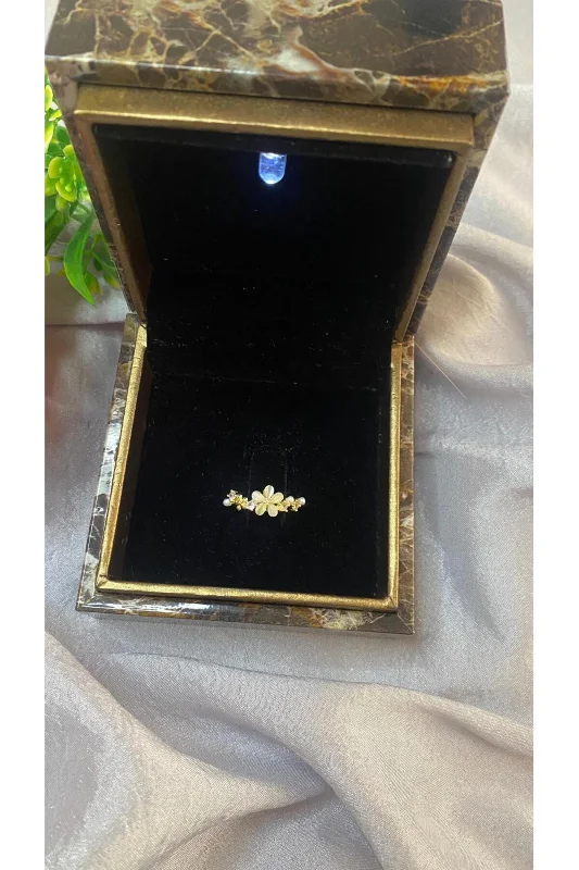 MİNİMAL PAPATYA DETAYLI PİRİNÇ İNCİLİ ZİRKON TAŞLI TASARIM GOLD ÇELİK AYARLAMALI – 3. görsel