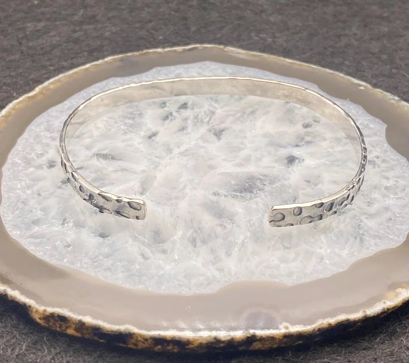 El Yapımı 925 Ayar Gümüş Dövme İnce Manşet Bileklik | Minimalist Dokulu Bileklik 9.2 Gram – 3. görsel