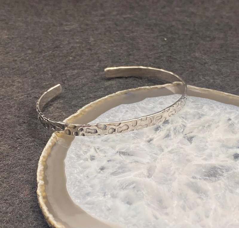El Yapımı 925 Ayar Gümüş Dövme İnce Manşet Bileklik | Minimalist Dokulu Bileklik 9.2 Gram