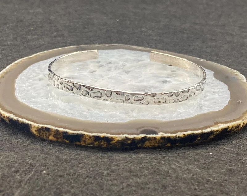 El Yapımı 925 Ayar Gümüş Dövme İnce Manşet Bileklik | Minimalist Dokulu Bileklik 9.2 Gram – 2. görsel
