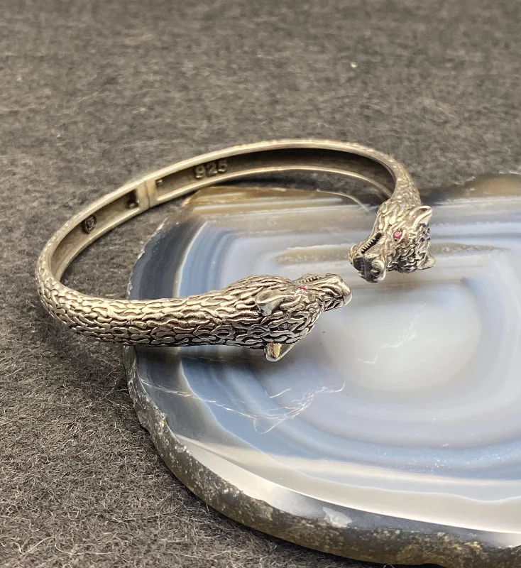 El Yapımı 925 Ayar Gümüş Ağır Viking Ejderha/Kurt Başlı Bileklik | Kırmızı Gözlü İskandinav Bileklik 27,6 Gram