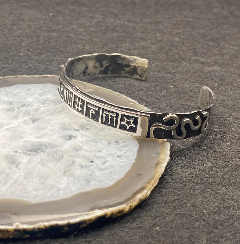El Yapımı 925 Ayar Gümüş En Ağır Rune Sembollü Manşet Bileklik | Antik Hiyeroglif Panelli Bileklik 29,5 Gram – 3. görsel