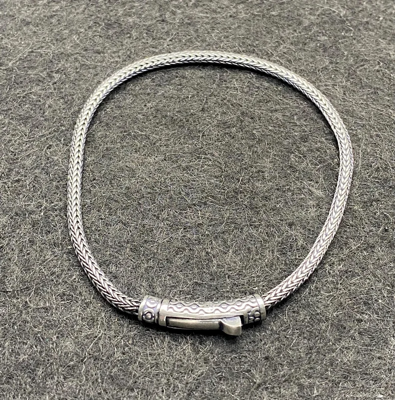 El Yapımı 925 Ayar Gümüş Ultra Hafif Buğday Zincir Bileklik | Detaylı Silindir Toka 8 Gram – 4. görsel