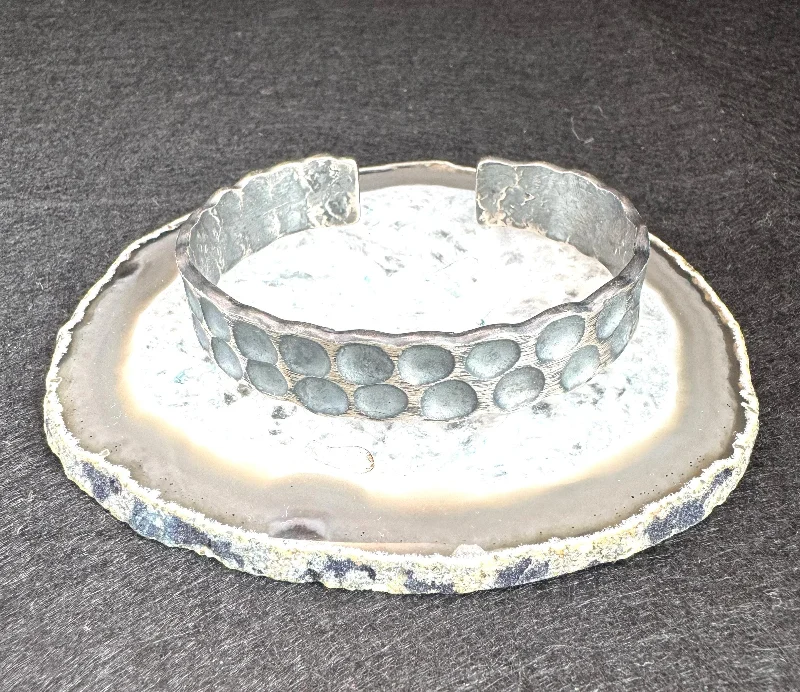 El Yapımı 925 Ayar Gümüş Ağır Dövme Manşet Bileklik | Rustik Desenli Erkek Bilekliği 44 Gram – 2. görsel