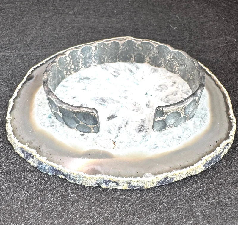 El Yapımı 925 Ayar Gümüş Ağır Dövme Manşet Bileklik | Rustik Desenli Erkek Bilekliği 44 Gram – 3. görsel