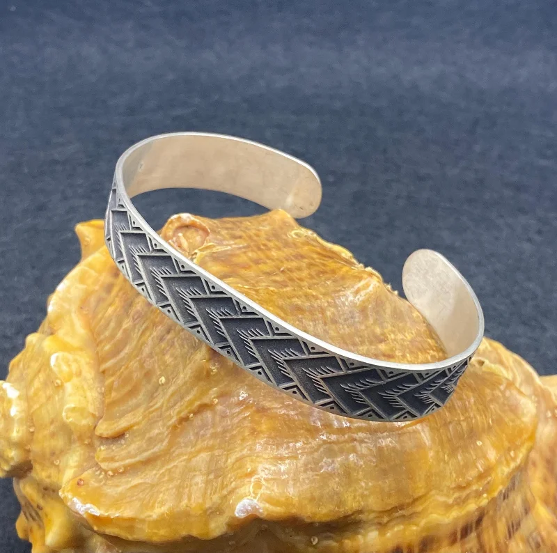 El Yapımı 925 Ayar Gümüş Katı Şevron Motifli Erkek Bileklik | Oksitlenmiş Geometrik Bileklik 17 Gram – 3. görsel