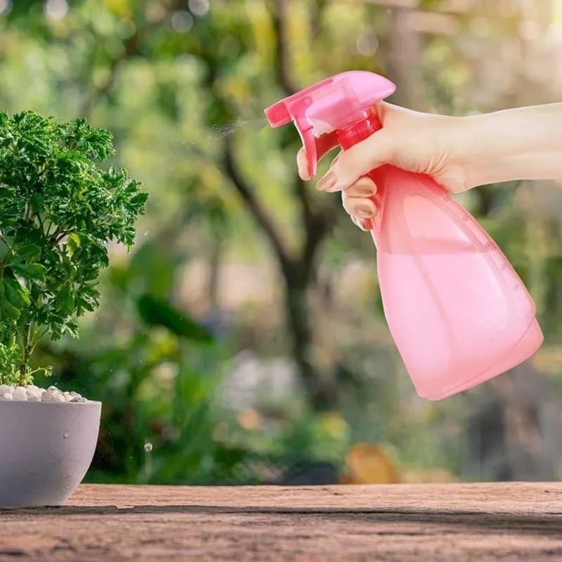 Ergonomik 700 ml Kapasiteli Çok Amaçlı Plastik Sulama Sprey Şişesi