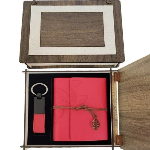 Şık Kırmızı Deri Defter Ve Anahtarlık Seti Ahşap Kutuda