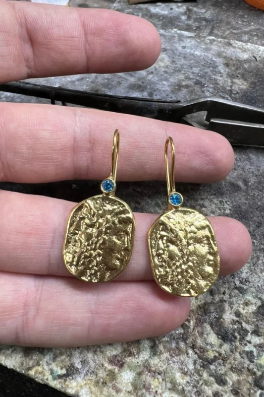Altın Kaplama Mavi Akuamarin Zirkon Taşlı Dokulu Oval Sallantılı Kadın Küpe – 4. görsel