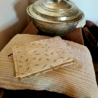 Lavanta Bahçesi - ilkbahar Esintisi Koleksiyonu Dantel Detaylı Kumaş Kitap Kılıfı