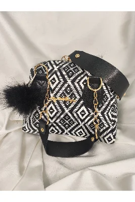 Siyah Beyaz Aztek Kilim Desenli Kürk Ponponlu Üst Saplı Omuz Çantası