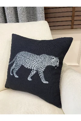 Siyah Renk Aslan Desenli Dokuma Kumaş Kırlent Kılıfı 45x45