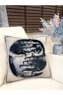 Açık Gri Fornasetti Lina Cavalieri Yüz Temalı Kırlent Kılıfı 45x45