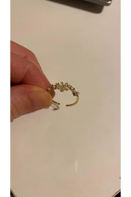 MİNİMAL PAPATYA DETAYLI PİRİNÇ İNCİLİ ZİRKON TAŞLI TASARIM GOLD ÇELİK AYARLAMALI